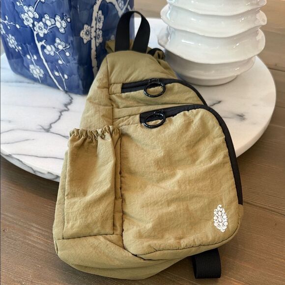 free people movement Handbags - Free People Renegade Women's Beige/Green Adjustable Pad-Strap Crossbody